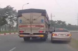 Clip: Lái xe tải chạy ẩu, ép ô tô con lao lên dải phân cách, tài xế bị cư dân mạng chỉ trích