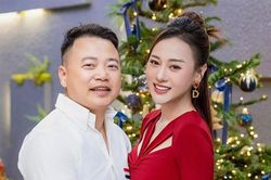 Bà bầu Phương Oanh xinh đẹp chụp ảnh Giáng sinh cùng chồng đại gia