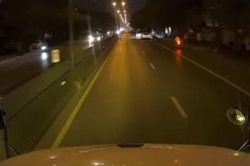 Clip: Tài xế bẻ lái ô tô 'bất thường' húc ngã người đi xe máy rồi bỏ chạy