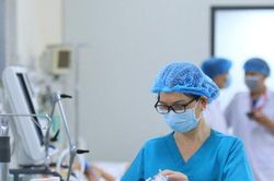 Thiếu thuốc, vật tư y tế: Vì sao có nơi mua được có nơi không?