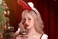 Hot girl Xoài Non hóa bà già Noel cùng ông xã thiếu gia