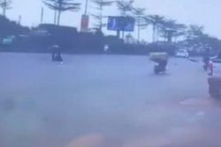 Clip: Chạy ngược chiều 'khó hiểu', tài xế xe máy bị ô tô tông nằm gục tại chỗ