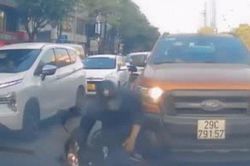 Clip: Lái xe máy luồn lách, tài xế bị 2 ô tô 'kẹp bánh mỳ'