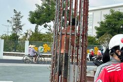 Cứu thanh niên kẹt trong trụ đèn trang trí ở thị trấn Cái Dầu