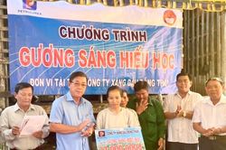 Đồng Tháp: Trao học bổng Gương sáng hiếu học tặng sinh viên Hồ Thị Ngọc Trinh