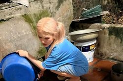 Sang chảnh trên mạng, về nhà nàng dâu hào môn sắn tay rửa bát