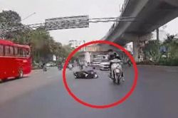 Clip: Phóng xe SH lạng lách, gây tai nạn, 'quái xế' có hành động vô tâm