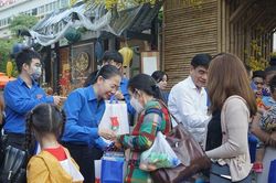 Trao hơn 22.000 phần quà cho các đối tượng chính sách dịp Tết Nguyên đán