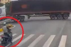 Clip: Mắc sai lầm tối kỵ, tài xế xe máy lĩnh ngay tai họa từ xe tải
