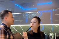 Bà bầu Phương Oanh bắc ghế ngồi nấu ăn cho chồng