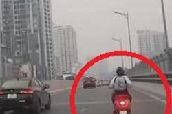 Clip: Nữ tài xế đi xe máy vespa làm điều liều lĩnh trên đường Hà Nội