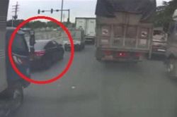 Clip: Vội vài tích tắc, ô tô bị xe container tông văng cắm đầu vào xe tải