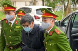 Xét xử 'đại án Việt Á': Cảnh sát dẫn giải ông Nguyễn Thanh Long, Chu Ngọc Anh tới tòa
