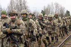 Ukraine miễn nghĩa vụ quân sự cho người có lương trên 800 USD