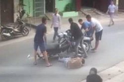 Clip: 2 xe máy chạy vun vút tông dính vào nhau, 4 người gặp tai họa
