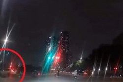 Clip: Phóng vun vút vượt đèn đỏ, xe máy lao đầu vào ô tô, 2 người gặp nạn đáng sợ