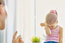 Cha mẹ dù giận đến đâu cũng đừng nói 4 câu này với con