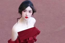 Vô tình bị quay lén, nữ sinh lên hẳn hot search vì nhan sắc sáng bừng cả lễ khai mạc hội thao của trường
