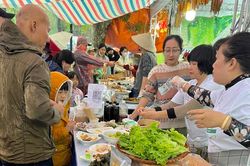 Hàng nghìn người đội mưa rét đến mua sắm, thưởng thức món chay tại Hà Nội