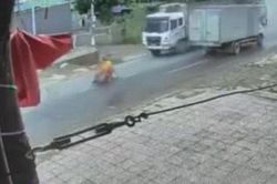 Clip: Lái xe máy chạy như tự sát chui vào gầm xe tải, tài xế gặp may mắn