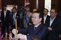 Chủ tịch nước Võ Văn Thưởng dâng hoa, dâng hương tưởng niệm Chủ tịch Hồ Chí Minh và Tổng Bí thư Lê Hồng Phong