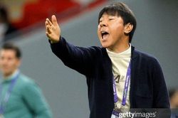 'Phơi áo' trận ra quân, HLV Shin Tae Yong đổ lỗi cho trọng tài