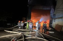Xưởng gỗ công nghiệp 'phát hỏa' lúc nửa đêm