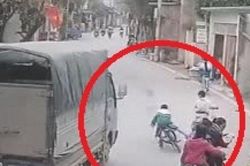 Clip: Ngã lao đầu vào xe tải, cậu bé đi xe đạp thoát đại nạn khó tin nhờ tài xế xử lý 'đỉnh'