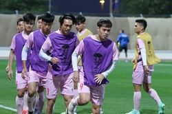 Trước trận Việt Nam và Indonesia: Thầy trò ông Troussier luyện 'bài tủ'
