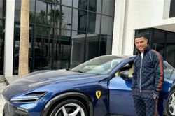 Ronaldo vung tiền tậu siêu xe trị giá 12 tỷ, mặc luôn đồ hiệu để 'flex' cùng