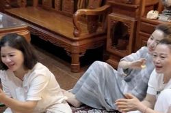 Về nhà chồng, vợ tương lai của Quang Hải thoải mái hát ca