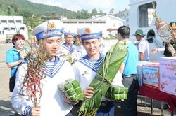 Mang quà Tết đến với quân và dân đảo Cồn Cỏ và Lý Sơn