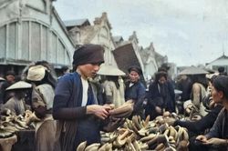 Thổn thức loạt ảnh đắt giá chợ Tết Hà Nội 100 năm trước