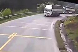 Clip: Tài xế lái xe tải chạy cực liều lĩnh khiến hàng loạt xe chỉ biết đứng im