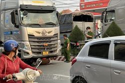 Xe máy va chạm xe đầu kéo, hai người tử vong