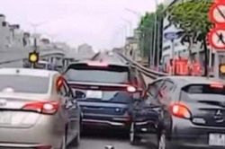 Clip: Bất ngờ dừng xe, 'xế hộp' lập tức nhận tai họa từ 2 ô tô