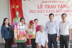 Trao Huy hiệu 65 năm tuổi Đảng cho đảng viên Đỗ Văn Tiết