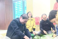 Tố chức gói bánh chưng nhân dịp Tết Giáp Thìn 2024