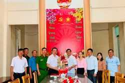 Huyện Hòn Đất chúc Tết huyện Tri Tôn