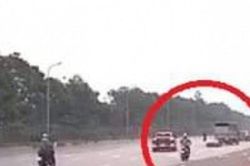 Clip: Ô tô tải chạy ẩu, húc ngã 2 người đi xe máy