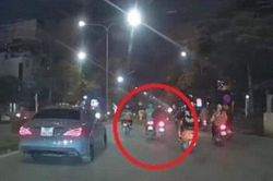 Clip: Tông trúng 'xe công nghệ', tài xế xe máy gặp nạn liên tiếp