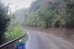 Clip: Gặp xe chạy cực mạo hiểm, xe máy 'drift' vẫn gặp tai họa