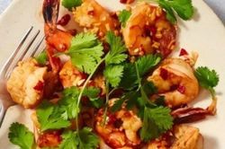 Chỉ với vài phút có ngay món tôm sốt kiểu Thái ăn nhậu cực cuốn