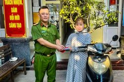 Tặng phương tiện sinh kế cho hộ khó khăn