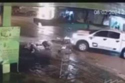 Clip: Phóng xe máy như tên bắn thẳng vào đầu ô tô bán tải, tài xế nằm gục