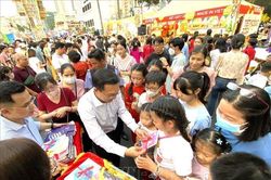 Lì xì hơn 16.000 cuốn sách trong Lễ hội Đường sách Tết