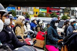 Người dân lỉnh kỉnh đồ đạc trở lại Thủ đô sau nghỉ lễ
