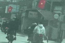 Clip: Nhóm thanh niên đi xe máy phạm luật, tay cầm vật giống vũ khí