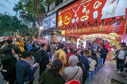 Người dân xếp hàng xuyên đêm để mua vàng ngày Thần Tài