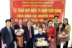 Trao Huy hiệu 75 năm tuổi Đảng cho đảng viên ở Nghi Lộc